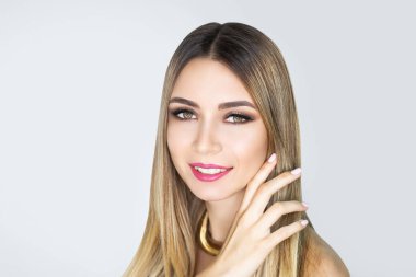 Güzel kadın derisi konsepti. Parlak makyaj gölge pullarını gölgeler. Mükemmel saç stili, uzun düz saç fırçası. arka plan yatay afişi. Büyük bir aksesuar. Nazik el yanağına dokunur.