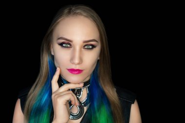 Yeni yaratıcı makyaj, kavramsal sanat fikri. Bronz gölgeler, canlı renkler çizgiler, kozmetik boyalar, büyük kolye takıları. Yakın plan fotoğraf. Cilt boyama sanatsal. Mükemmel düz saçlar