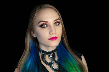 Yeni yaratıcı makyaj, kavramsal sanat fikri. Bronz gölgeler, canlı renkler çizgiler, kozmetik boyalar, büyük kolye takıları. Yakın plan fotoğraf. Cilt boyama sanatsal. Mükemmel düz saçlar