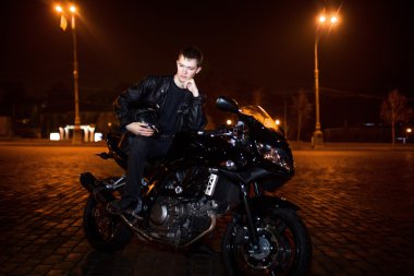 Motor motorcu akşam gece şehir
