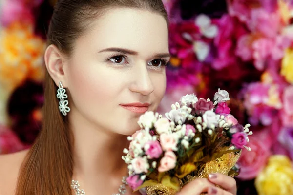 Schöne Frau mit Blumen — Stockfoto