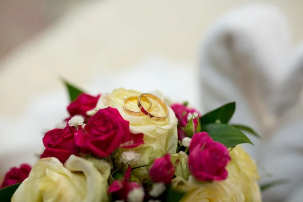 Ramo y dos anillos de boda — Foto de Stock