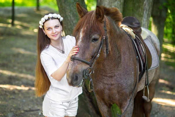 Jarní mladá hezká holka u koně — Stock fotografie