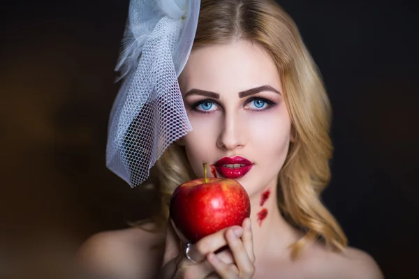 Woman with apple — Stock Photo, Image