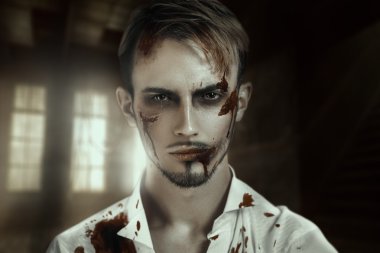 karanlık odadaki adam