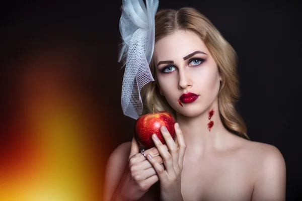 Woman with apple — Stock Photo, Image