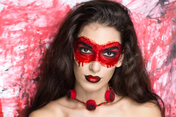 Женщина в маске крови — стоковое фото
