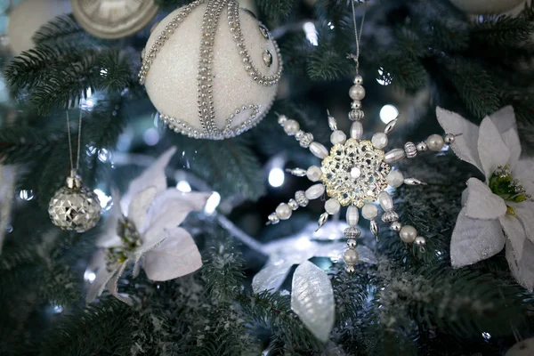 Cerrar bolas de árbol de Navidad —  Fotos de Stock