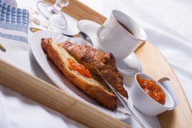 Yatakta romantik kahvaltı.