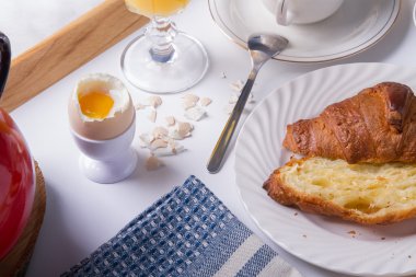 Yatakta romantik kahvaltı.