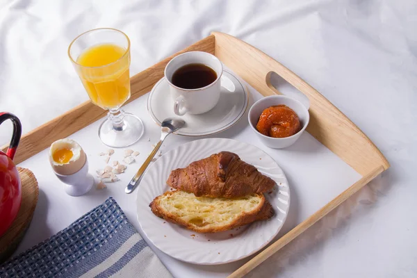 Romantikus reggeli az ágyban. — Stock Fotó