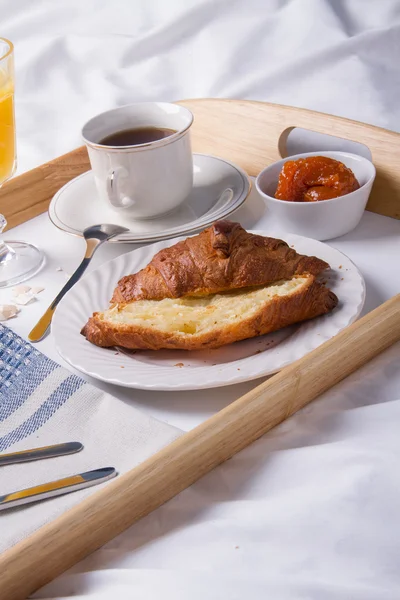 Colazione romantica a letto. — Foto Stock