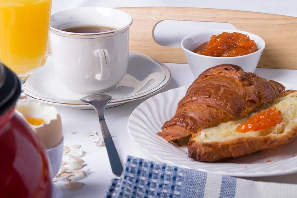 Colazione romantica a letto. — Foto Stock