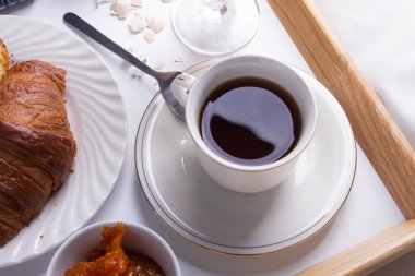 Yatakta romantik kahvaltı.