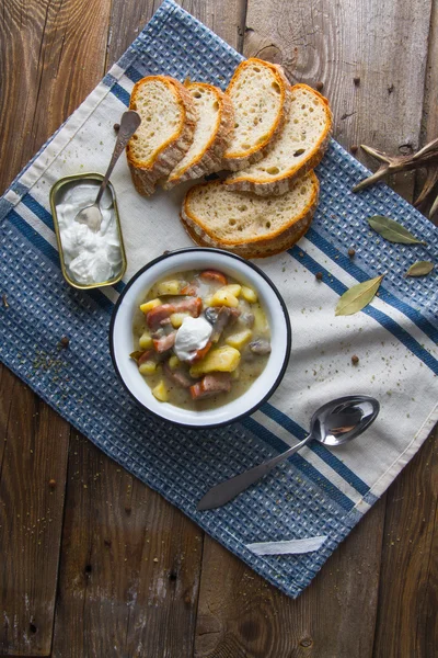 Zuppa acida polacca con salsiccia . — Foto Stock