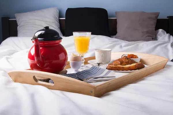 Colazione romantica a letto. — Foto Stock