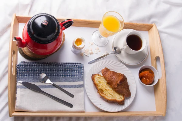 Colazione romantica a letto. — Foto Stock