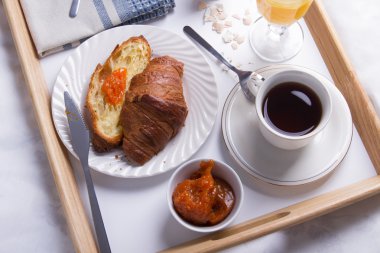 Yatakta romantik kahvaltı.