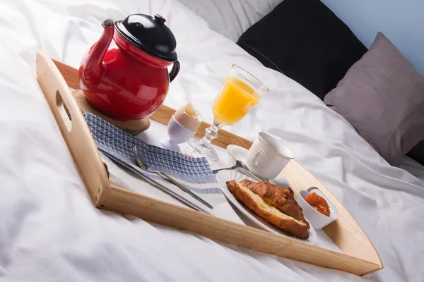 Colazione romantica a letto. — Foto Stock