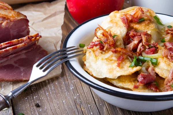 Polska stekta dumplings med kött, lök och bacon. — Stockfoto