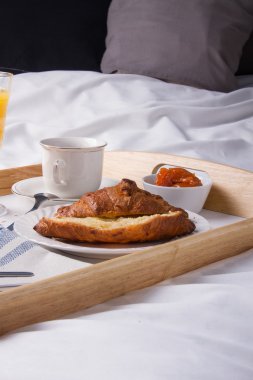 Yatakta romantik kahvaltı.