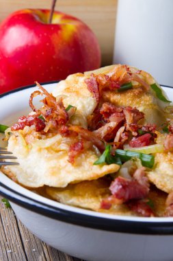 Lehçe Kızarmış köfte et, soğan ve pastırma ile.