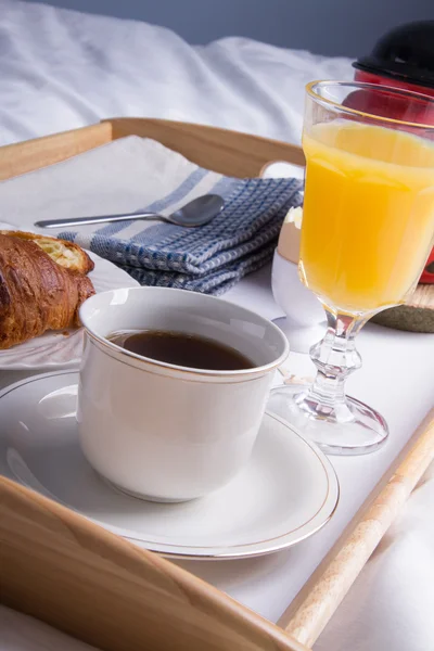 Romantisches Frühstück im Bett. — Stockfoto