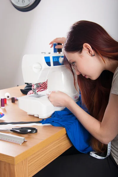 Woman threading on sewing machine — Stock Photo, Image