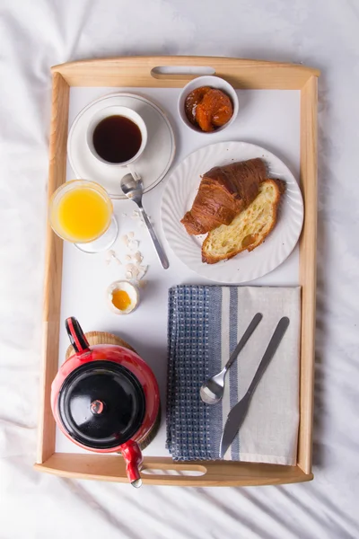 Colazione romantica a letto. — Foto Stock