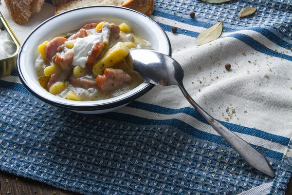 Польский кислый суп с колбасой . — стоковое фото