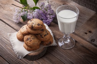 Bir bardak süt ile çerezleri yığını