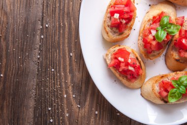 Bruschetta domates, soğan ve fesleğen ile