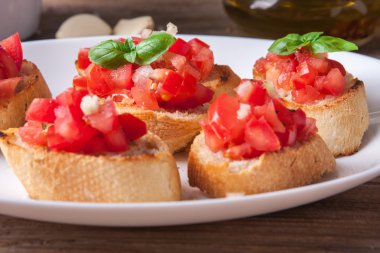 Bruschetta domates, soğan ve fesleğen ile