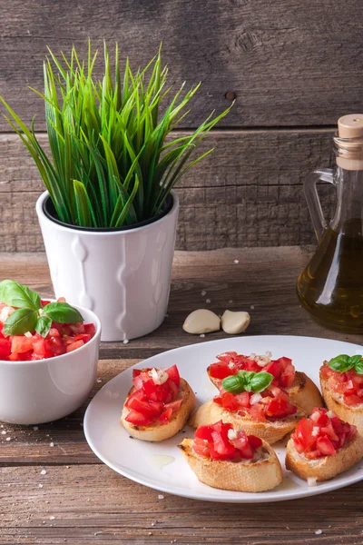 Bruschetta con tomate, cebolla y albahaca — Foto de Stock