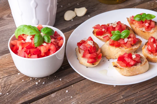 Bruschetta com tomate, cebola e manjericão — Fotografia de Stock
