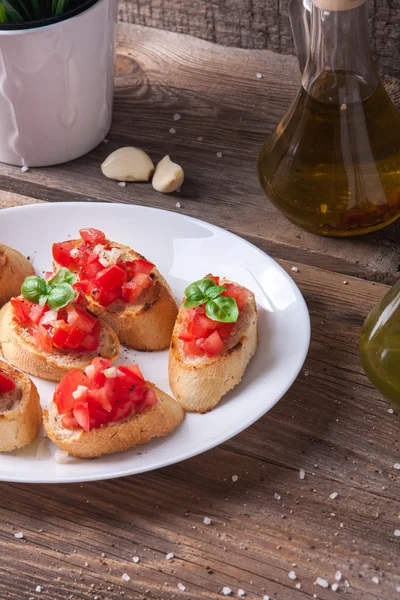 Bruschetta con tomate, cebolla y albahaca —  Fotos de Stock