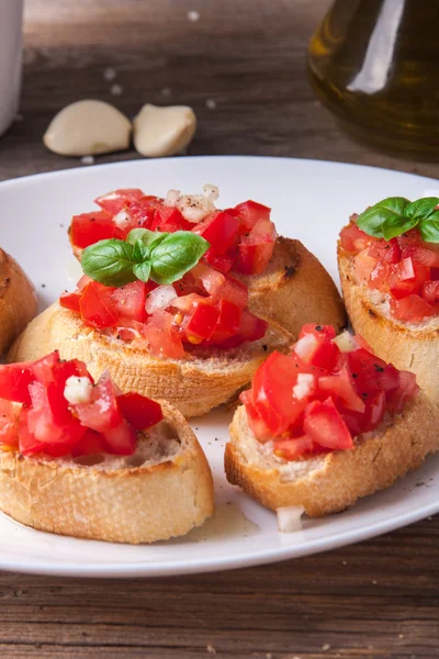 Bruschetta con tomate, cebolla y albahaca —  Fotos de Stock