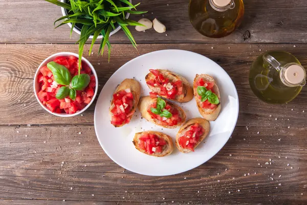 トマト、玉ねぎ、バジルのブルスケッタ — ストック写真