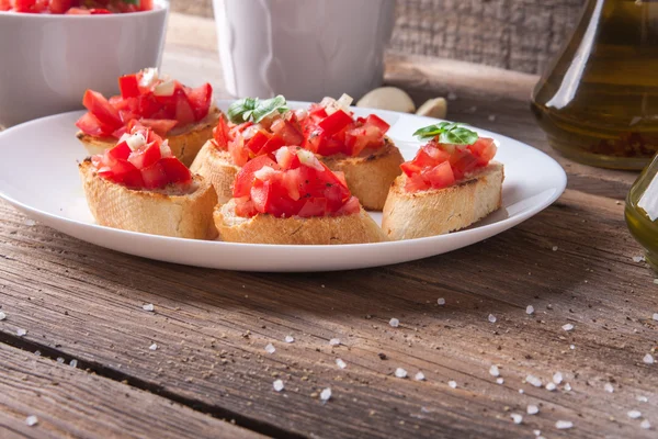 Bruschetta con tomate, cebolla y albahaca — Foto de Stock