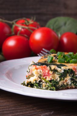 Ispanak, domates ve peynir frittata