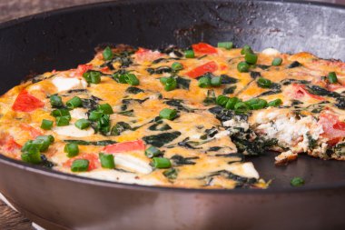 Ispanak, domates ve peynir frittata