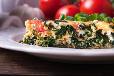Ispanak, domates ve peynir frittata