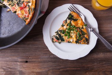 Ispanak, domates ve peynir frittata