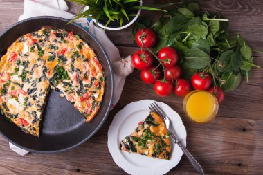 Ispanak, domates ve peynir frittata