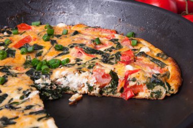 Ispanak, domates ve peynir frittata