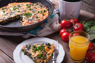 Ispanak, domates ve peynir frittata