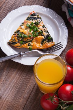 Ispanak, domates ve peynir frittata