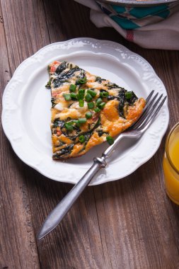 Ispanak, domates ve peynir frittata