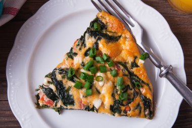 Ispanak, domates ve peynir frittata