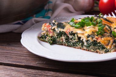 Ispanak, domates ve peynir frittata
